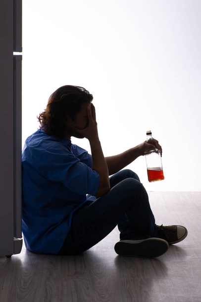 Młody człowiek cierpiący na alkoholizm - Zdjęcie, obraz