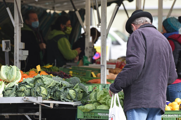 Le marché hebdomadaire de Gmunden a été rouvert le 14 avril 2020 après l'écluse de Corona de quatre semaines.
. - Photo, image