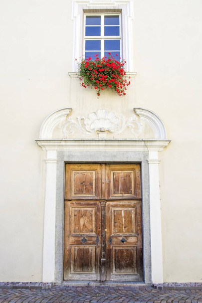 entrada del antiguo edificio de la abadía de novacella, en italia, tirol, monasterio alpino histórico, con hermosos viñedos, productor de vino
 - Foto, Imagen