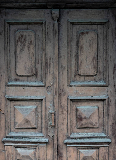 Las viejas puertas de madera están pintadas de marrón con pintura incolora
 - Foto, imagen