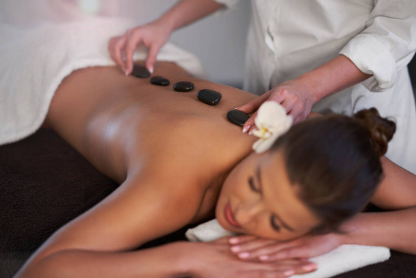 Розслаблена жінка отримує масаж спини
 - Фото, зображення