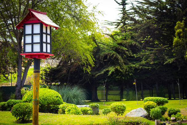 Yakın plan dekoratif ahşap fener La Serena, Şili 'deki Japon bahçesinde - Fotoğraf, Görsel