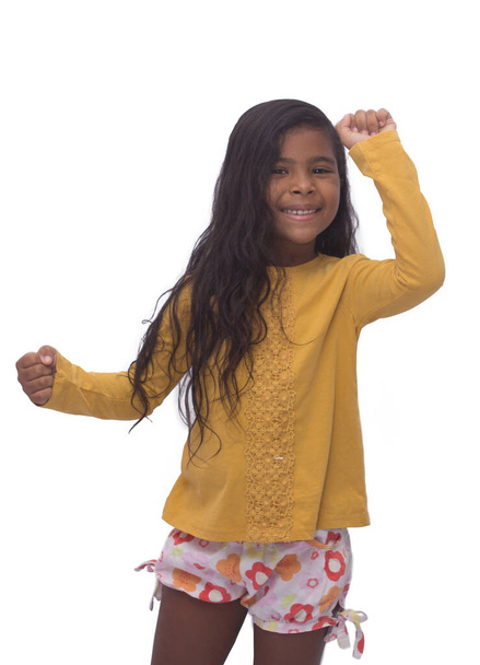 negro chica en amarillo camisa jugando, foto con fondo blanco
 - Foto, Imagen