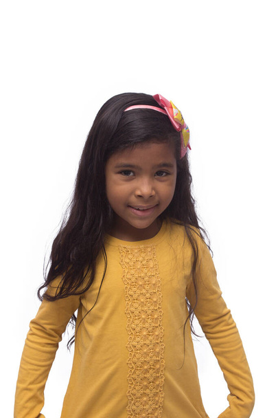 fekete lány sárga ing játszik, fotó fehér háttér - Fotó, kép