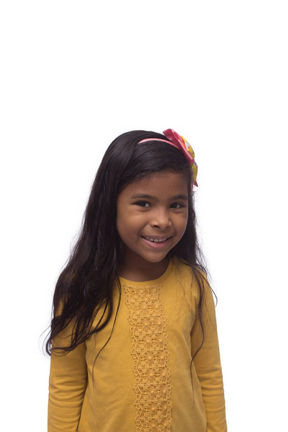 negro chica en amarillo camisa jugando, foto con fondo blanco
 - Foto, Imagen