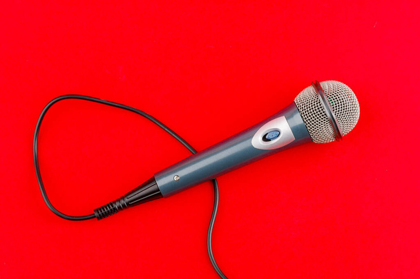Micrófono de audio vocal sobre fondo rojo
 - Foto, Imagen
