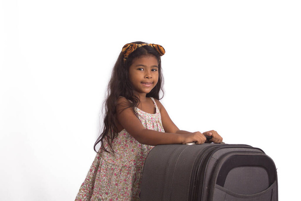 Bavullu mutlu kız. Beyazda izole edilmiş - Fotoğraf, Görsel