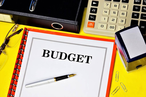 Budget - un insieme di tutte le stime contabili e programmi che determinano le esigenze e indicano le fonti e gli importi del reddito atteso
. - Foto, immagini