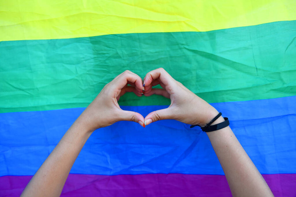 Μια όμορφη κοπέλα με γκέι σημαία υπερηφάνειας. - Φωτογραφία, εικόνα