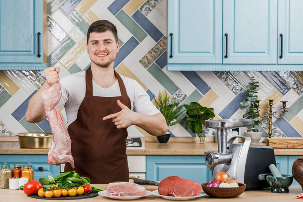Mladý krásný samec kuchař představuje jídlo v kuchyni - Fotografie, Obrázek