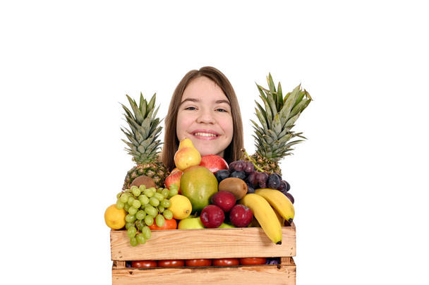 glückliches Teenager-Mädchen mit Obst  - Foto, Bild