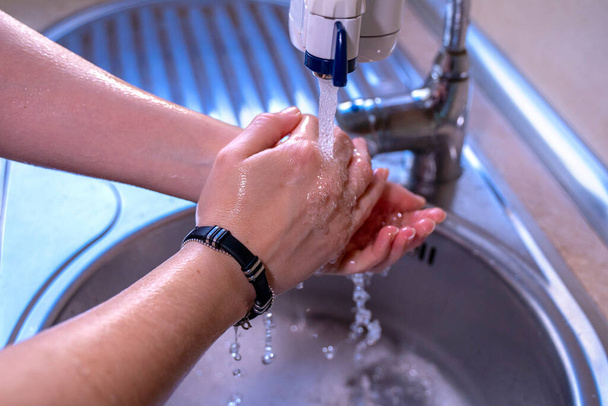Lavarsi bene le mani. Spruzzando acqua. Concetto di igiene. Angolo alto
. - Foto, immagini