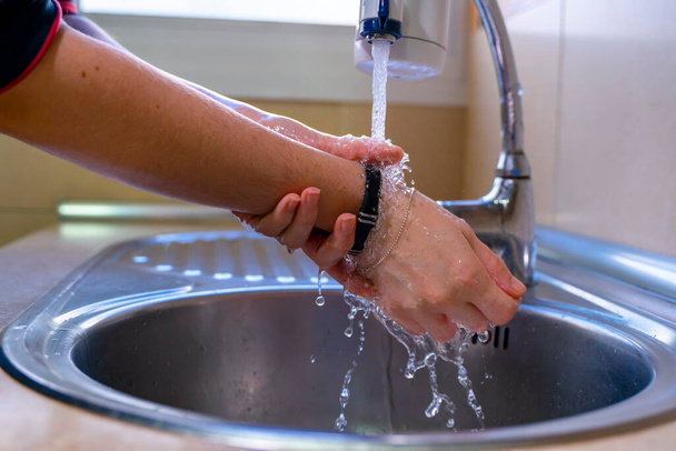 Lavare il polso, le braccia e le mani correttamente. Concetto di igiene. Strofinamento con acqua
. - Foto, immagini