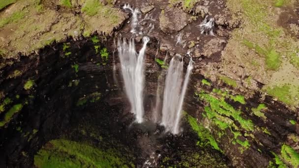 フェロー諸島の見事な滝の空中ビュー。フォッサ滝の空中ビュー。曇った天気、ショットを確立し、ない人。野生の岩の丘の中腹に壮大な滝。高画質映像. - 映像、動画