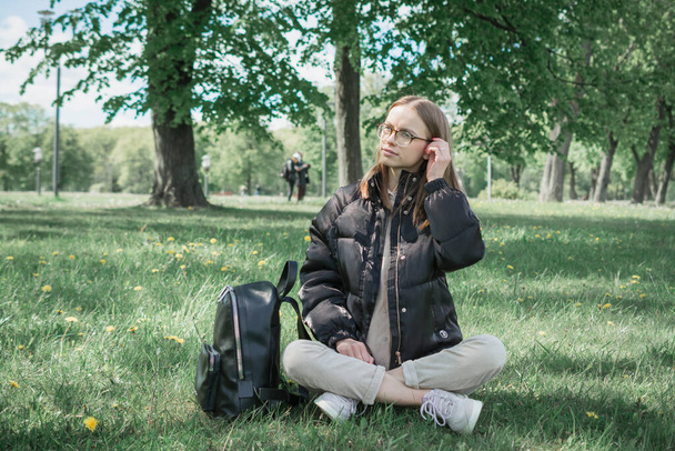 Portrait of a young pretty student girl with backpack - Foto, Imagem