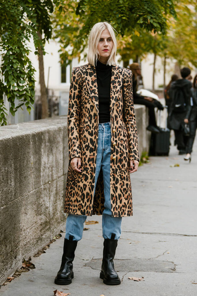 PARIS, FRANCJA - WRZESIEŃ 26, 2019: Linda Toll przed wystawą mody PACO RABANNE na Paryskim Tygodniu Mody Wiosna / Lato 2020. - Zdjęcie, obraz