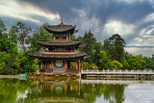 Temple in the Chinese gardens of the Black Dragon Pool in Jade Spring Park - Valokuva, kuva