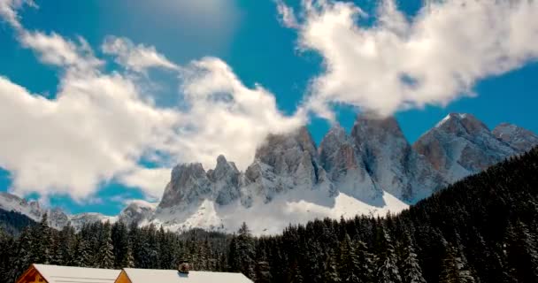 Ιταλικές Άλπεις, Δολομίτης. Βουνό χιονισμένες κορυφές στο φως της ημέρας. Timelapse με κινούμενα σύννεφα. - Πλάνα, βίντεο