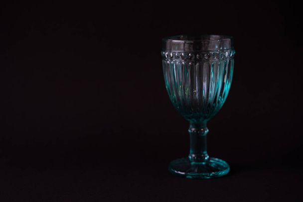 pohár víz fekete háttér - Fotó, kép