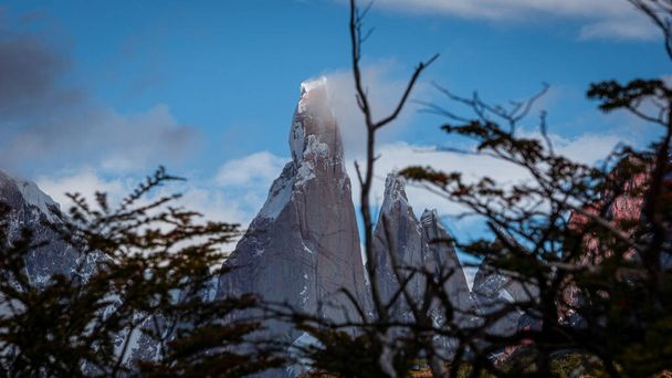 水平写真Cero Torreクライミングは、エルチャルテンのアンデス山脈アルゼンチンに位置しています - 写真・画像