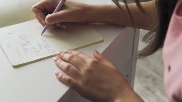 Nahaufnahme Frau Hand Notizen mit Stift in Notizbuch schreiben - Filmmaterial, Video