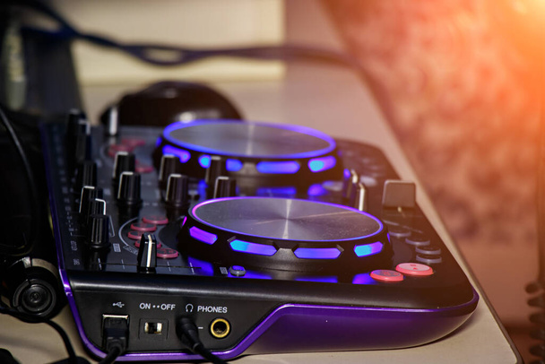 Close-up foto van professionele DJ Controller in blauw licht. - Foto, afbeelding