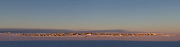Vista panoramica di una comunità artica settentrionale, Cambridge Bay, Nunavut, a fine inverno - Foto, immagini