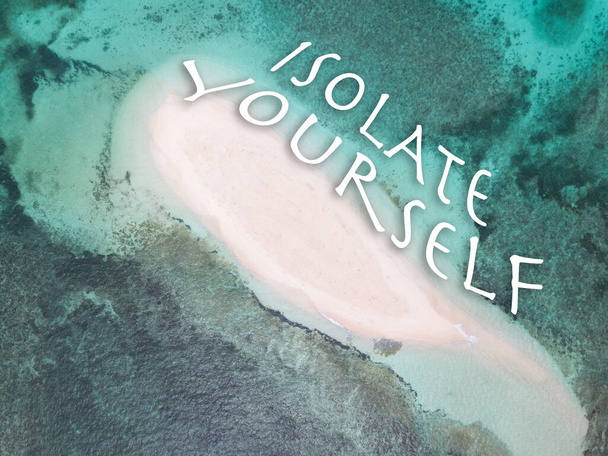 Antenne einer unbewohnten tropischen Insel, Sandbank, Atoll mit einem Schild "Isolieren Sie sich". Konzept der Selbstisolation während einer Coronavirus-Pandemie mit Stil. - Foto, Bild