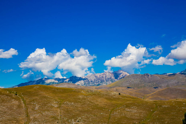 Vista delle montagne in den Abruzzen con le nuvole nel cielo - Foto, Bild