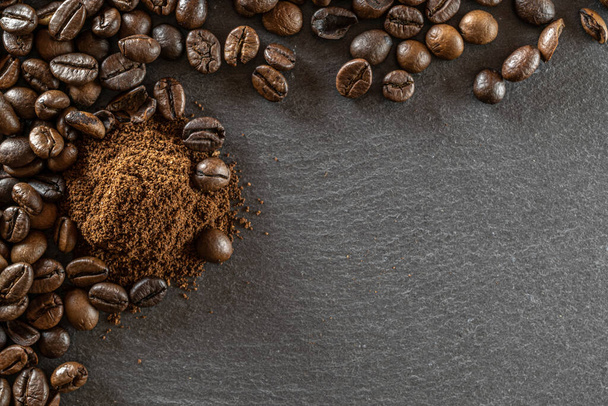 Fasola do espresso z ciemnej kofeiny na tle czarnego jedzenia. Na filiżankę kawy w kawiarni. Brązowe palone nasiona kawy izolowane dla energii mocha, składnik cappuccino. Odbiór, widok z góry - Zdjęcie, obraz