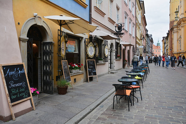 WARSAW, POLAND - 1 июля 2018 года. Beautiful cityscape in the Old Town Stare Miasto Warsaw, Poland 's capital, with restaurants, cobblestone alleys and medieval buildings
. - Фото, изображение