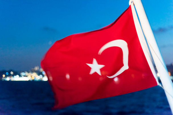 Türkische Flagge mit blauem Himmel Hintergrund - Foto, Bild
