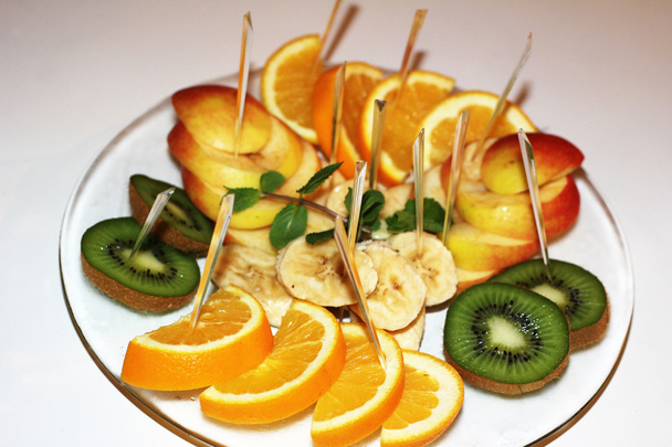 нарезанные фрукты на тарелке
 - Фото, изображение