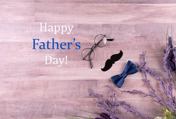 Apák napja üdvözlőkártya koncepció, másolja a szöveget a fa háttér szemüveggel, virágokkal és bajusszal. - Fotó, kép