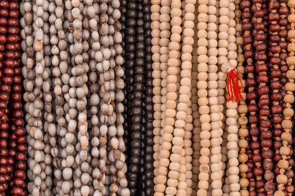 πολύχρωμες ξύλινες ινδικές χάντρες προσευχής για την αγορά 1 - Φωτογραφία, εικόνα