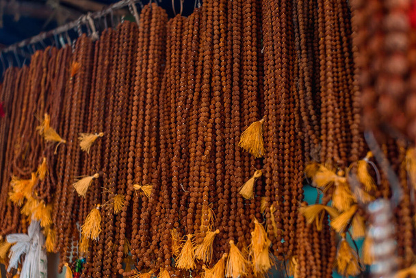 Kahverengi ahşap Hint dua boncukları pazar ve Budizm için - Fotoğraf, Görsel