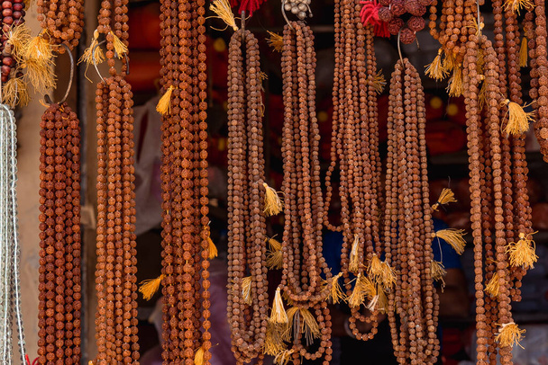 perline di preghiera in legno indiano multicolore per il mercato 2
 - Foto, immagini
