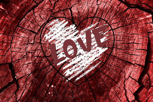 Amor. Textura de madera roja tonificada. Fondo con la inscripción: Amor. - Foto, imagen