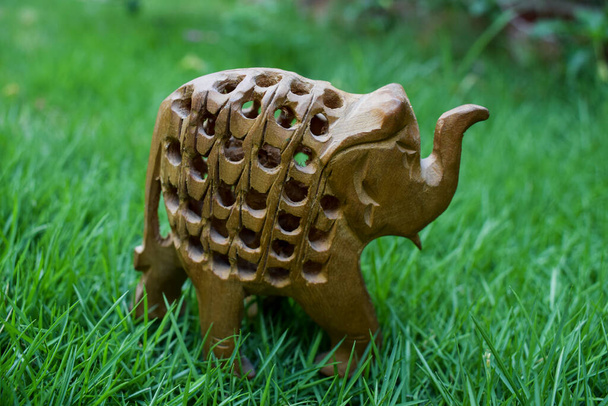 Un éléphant exquis dans un autre éléphant en bois de kadamb avec une sculpture complexe, fabriqué à la main par des artisans du Rajasthan en Inde sur fond extérieur d'herbe verte. Bébé éléphant est sculpté à l'intérieur
. - Photo, image