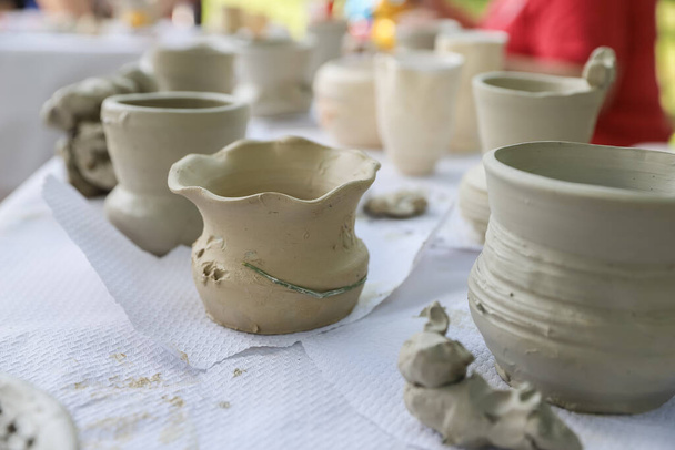 Handgemaakte kleiproducten: vazen, potten, potten en borden - Foto, afbeelding