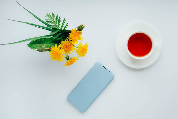 Chá da manhã com smartphone
. - Foto, Imagem