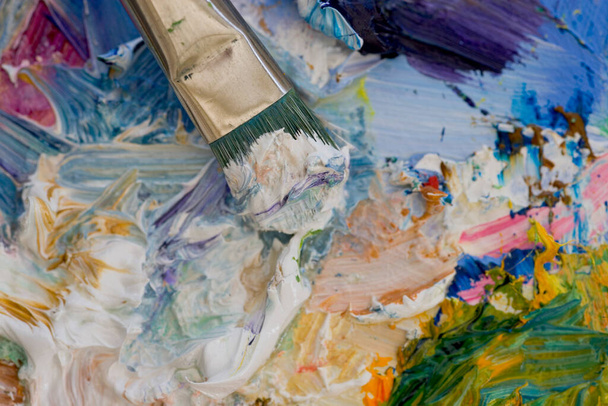 Művészek olajfestékek és ecset színes közelkép félig absztrakt - Fotó, kép