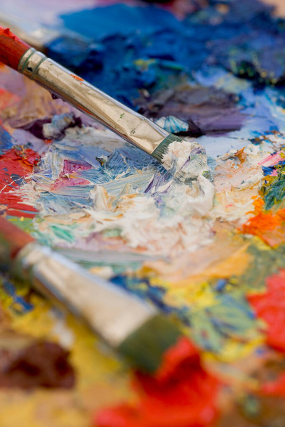 Sanatçılar yağlı boya ve fırçalar. Çok renkli, yarı soyut. - Fotoğraf, Görsel