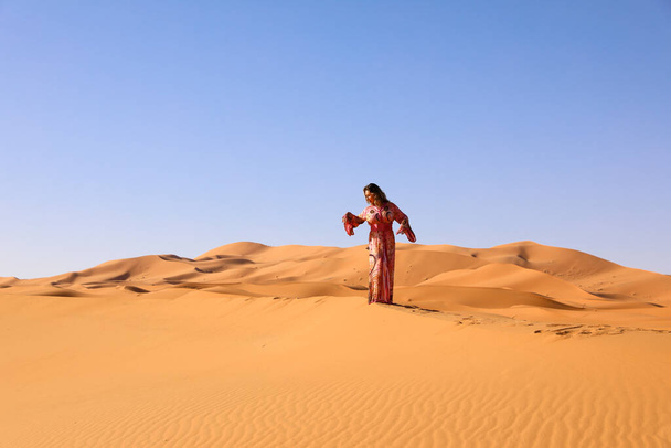 Schönes junges Mädchen in marokkanischem Kleid in der Sahara. - Foto, Bild