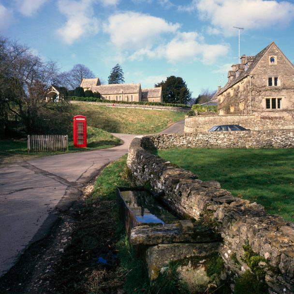 Şubat 1999: Kilise, Kırmızı telefon kulübesi, Su yalağı, Duntisbourne Abbotts, Gloucestershire, Cotswolds, İngiltere, İngiltere, Avrupa - Fotoğraf, Görsel