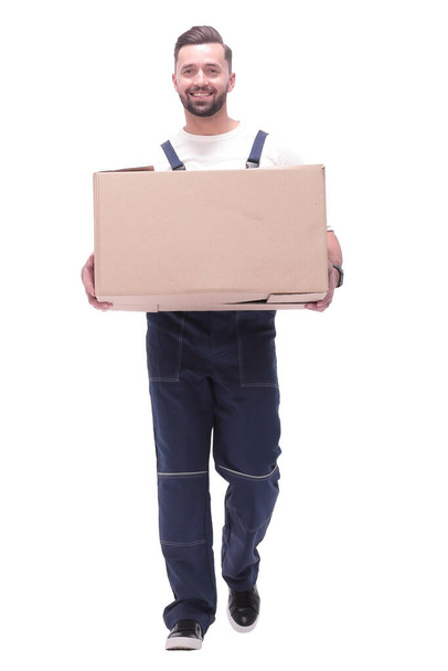 v plném růstu. usmívající se muž nese velkou lepenkovou krabici - Fotografie, Obrázek