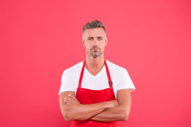 mature man in apron crossed hands. hostess of the restaurant. Fast food restaurant. Restaurant staff. man staff in uniform. Professional approach to business. welcome to our cafe - Foto, Imagen