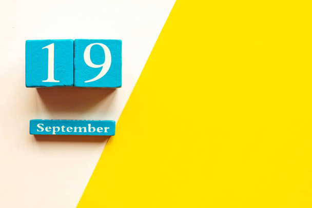 Szeptember 19, üres sárga-fehér geometriai háttér. Kézzel készített fa naptár - Fotó, kép