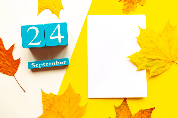 Szeptember 24., üres sárga-fehér geometriai háttér. Kézzel készített fa naptár - Fotó, kép