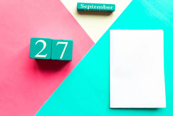 Szeptember 27. Fa kézzel készített naptár és fehér mockup üres geometrikus fehér, rózsaszín és kék háttér - Fotó, kép